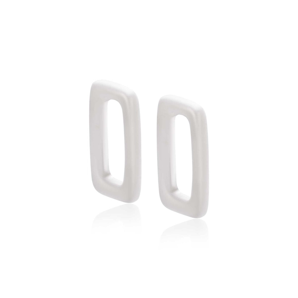 Boucles d'oreilles blanches en forme rectangulaire avec un design ouvert.
