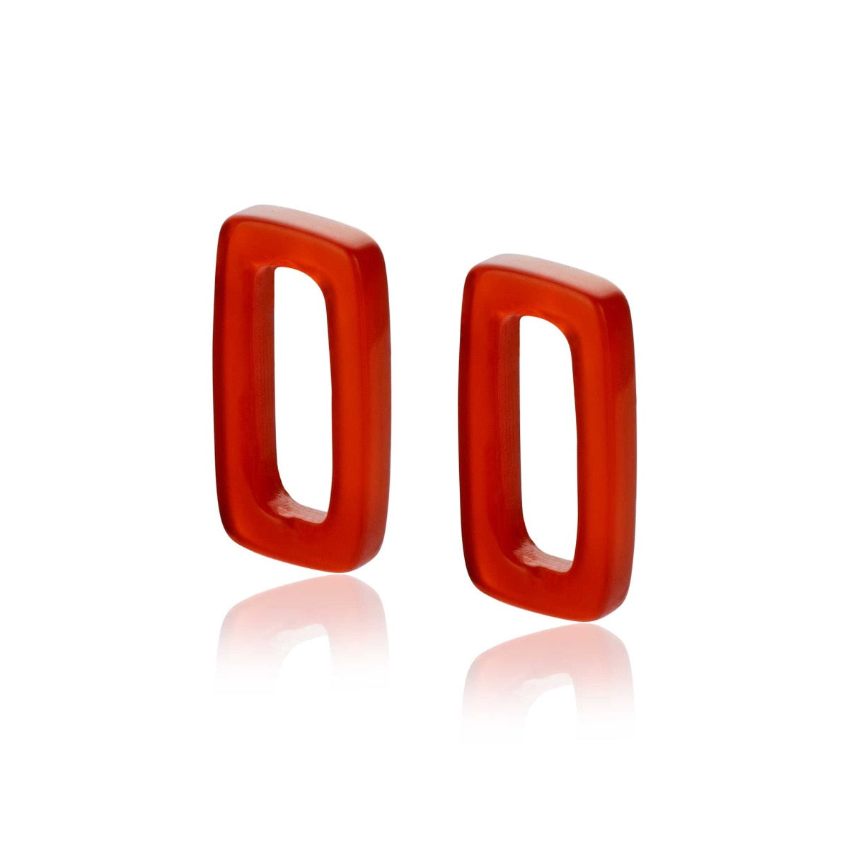 Boucles d'oreilles rectangulaires en résine rouge.