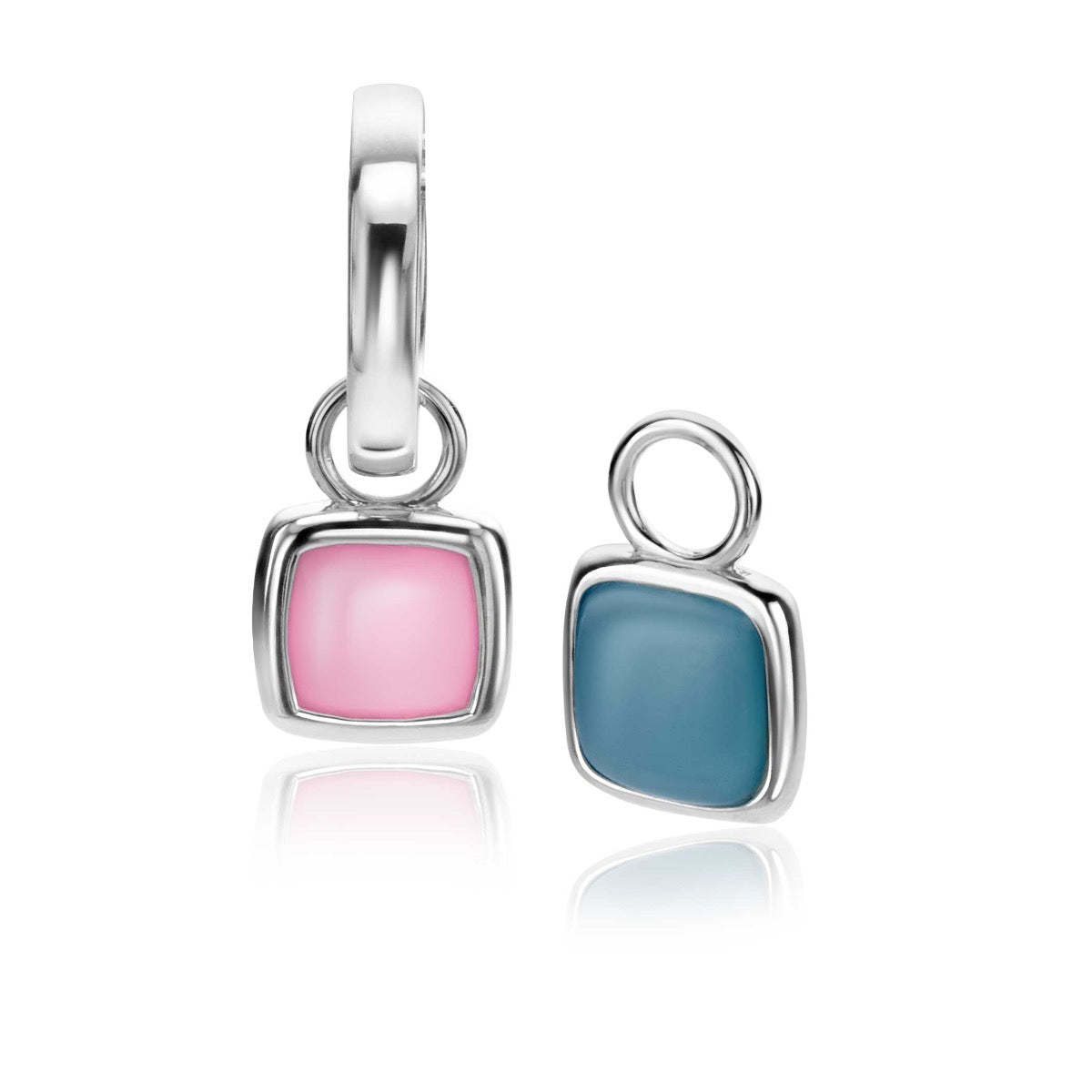 Boucles d'oreilles en argent avec pendentifs carrés, l'un rose et l'autre bleu.