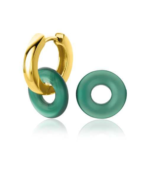Boucles d'oreilles dorées avec des anneaux en résine verte.