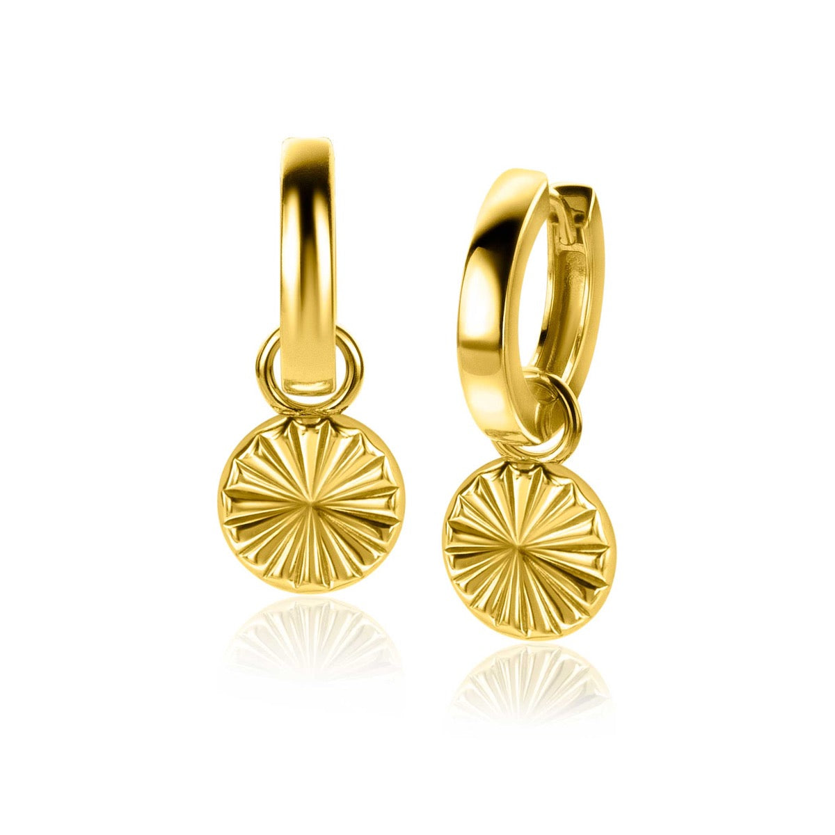 Boucles d'oreilles dorées avec un pendentif rond et un motif rayonnant.
