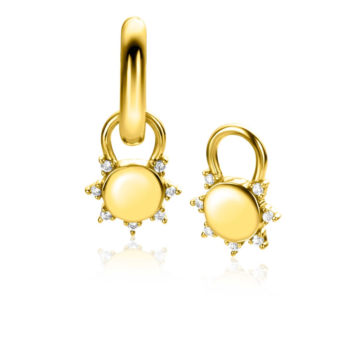 Boucles d'oreilles dorées avec un motif en forme de soleil et des pierres scintillantes.