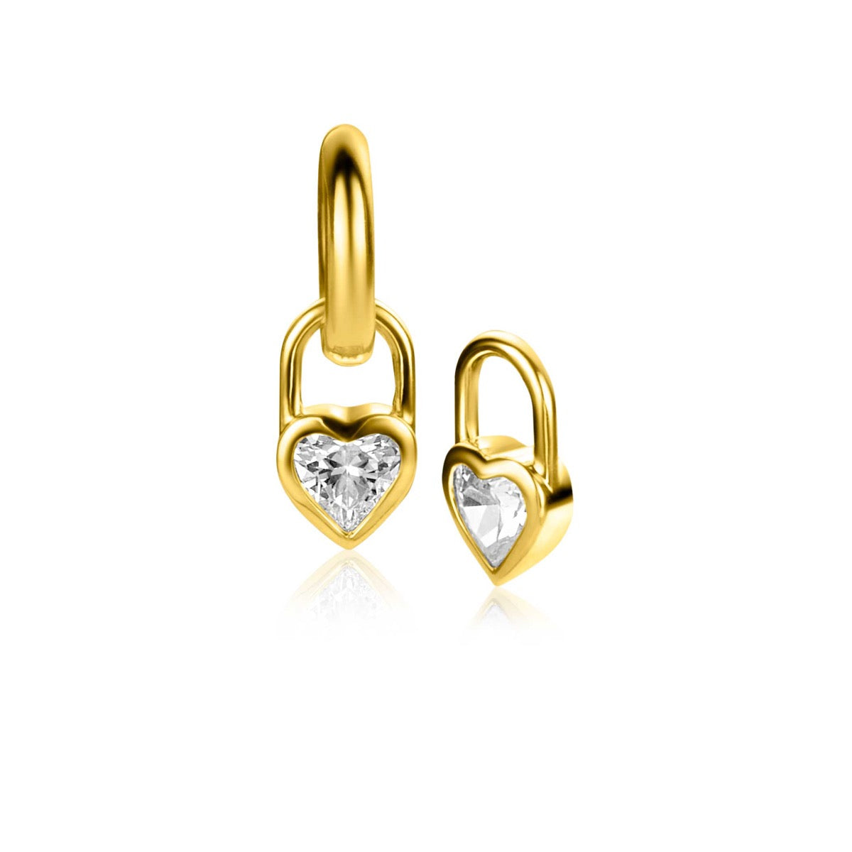 Boucles d'oreilles dorées en forme de cœur avec un cristal transparent.