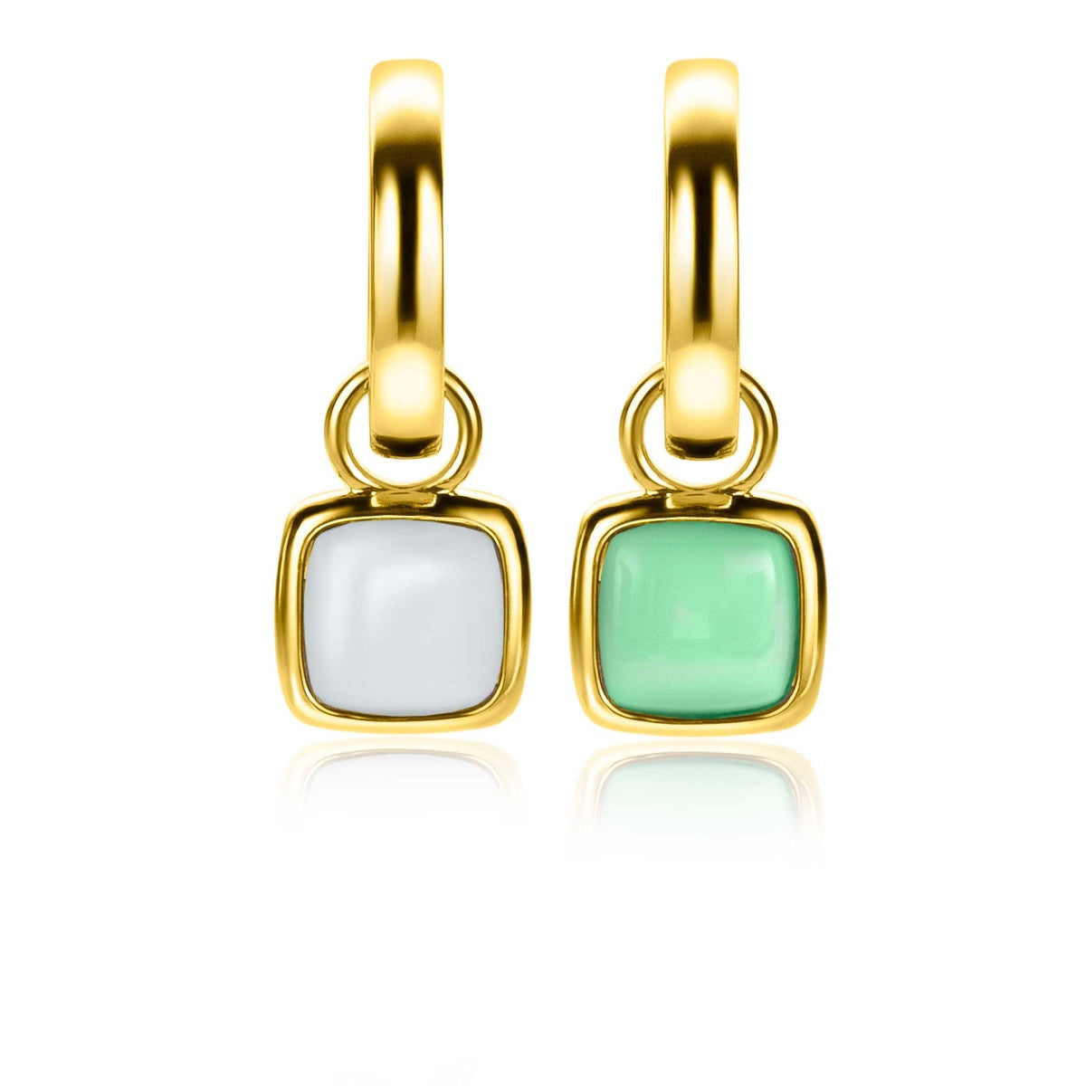Boucles d'oreilles dorées avec des pierres carrées blanches et vertes.