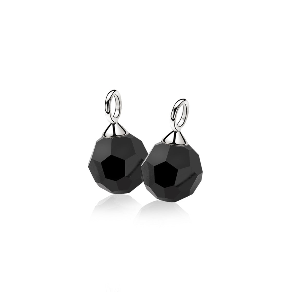 Boucles d'oreilles en argent avec des pendentifs en forme de facettes noires.