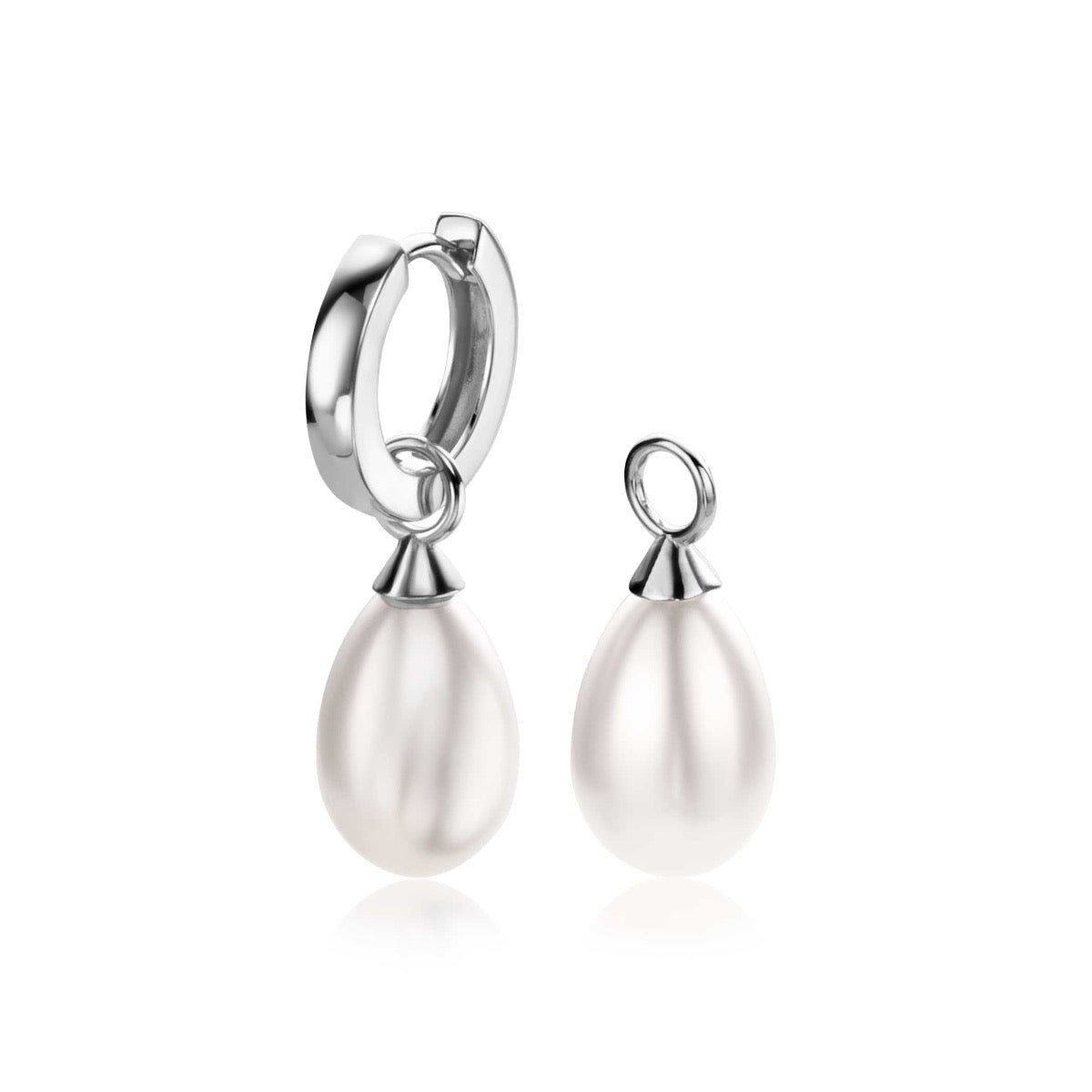 Boucles d'oreilles en argent avec perles en forme de goutte.