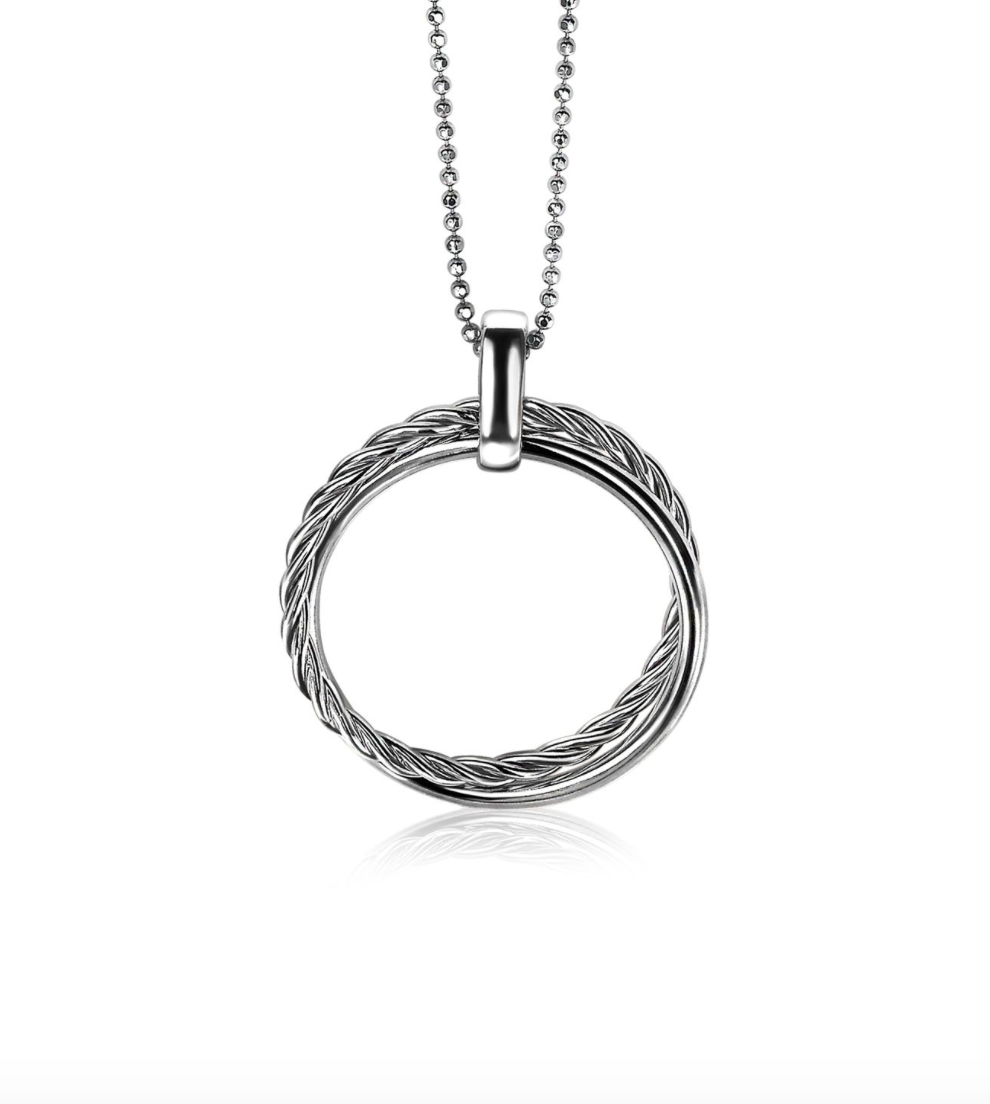 Pendentif en argent avec un design tressé et une chaîne délicate.