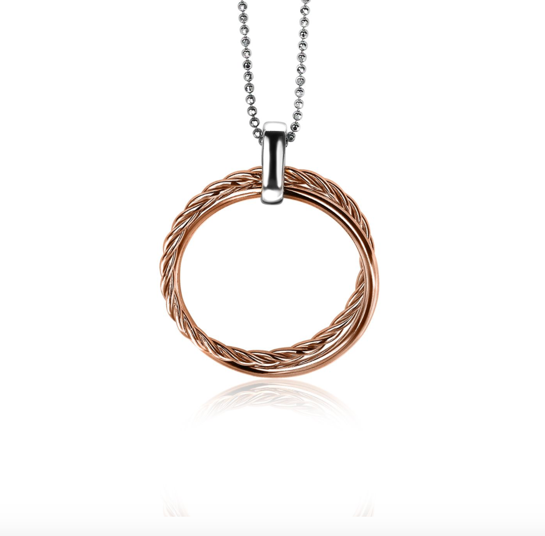 Pendentif doré en forme de cercle tressé avec une chaîne délicate.