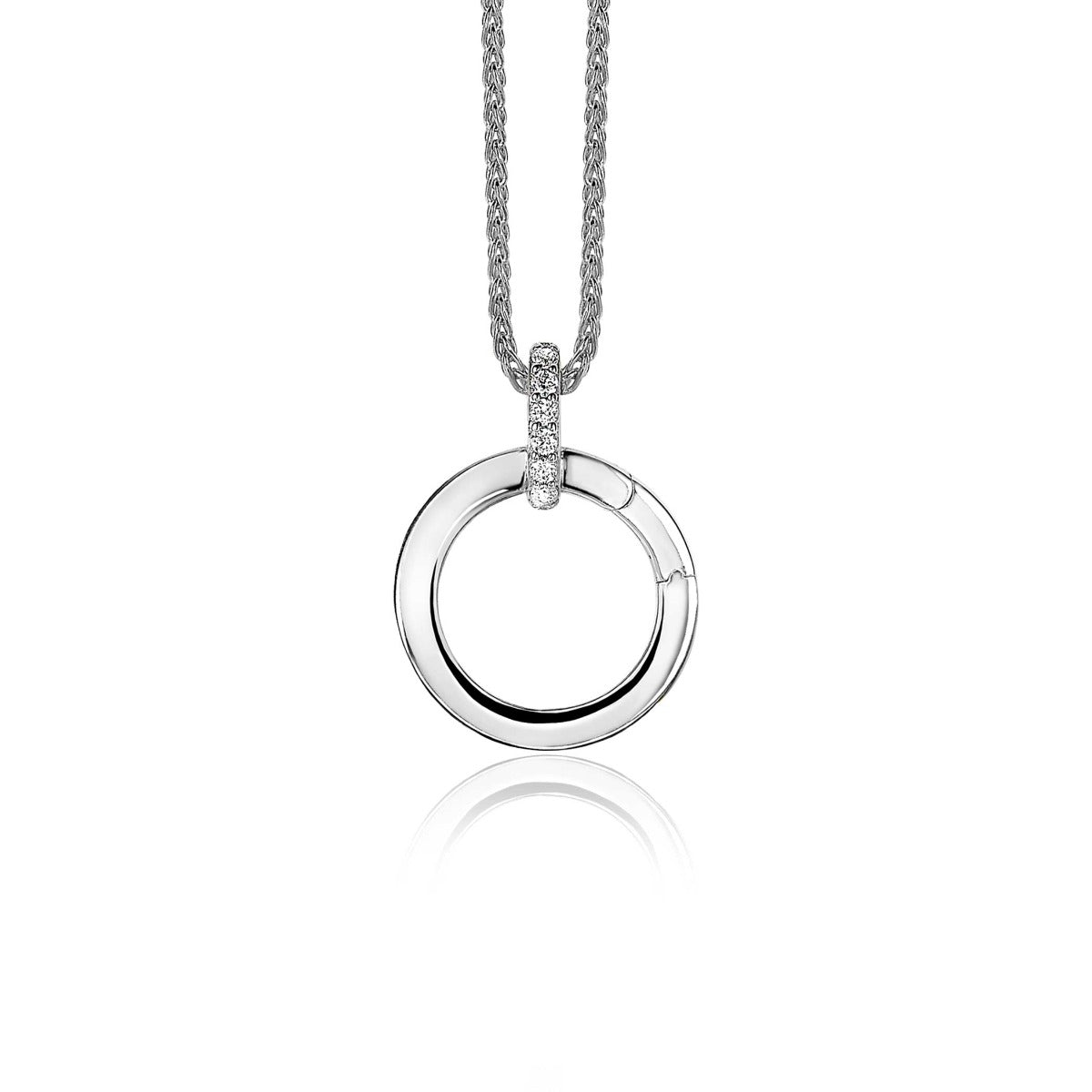 Pendentif en argent avec un cercle lisse et une chaîne délicate.