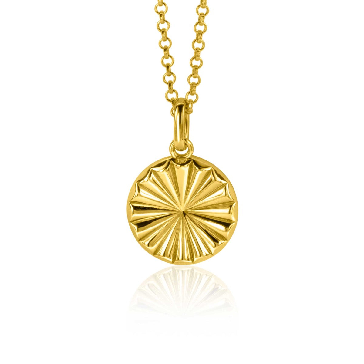 Pendentif doré en forme de disque avec des rayons, suspendu à une chaîne délicate.