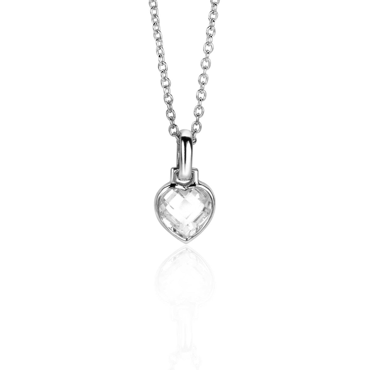 Pendentif en argent en forme de cœur avec un cristal transparent, suspendu à une chaîne délicate.