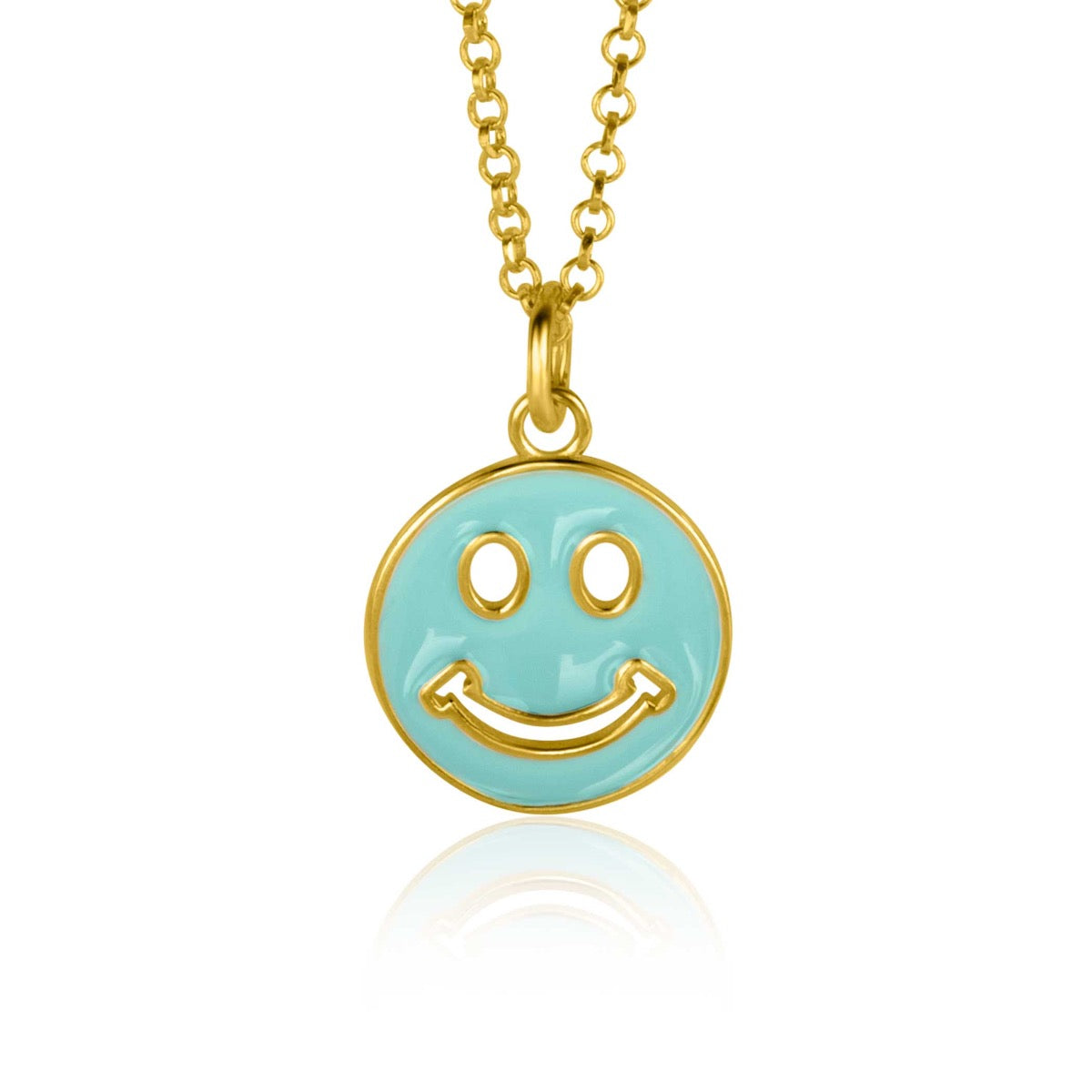 Pendentif en forme de smiley avec émail bleu et finition dorée, suspendu à une chaîne.