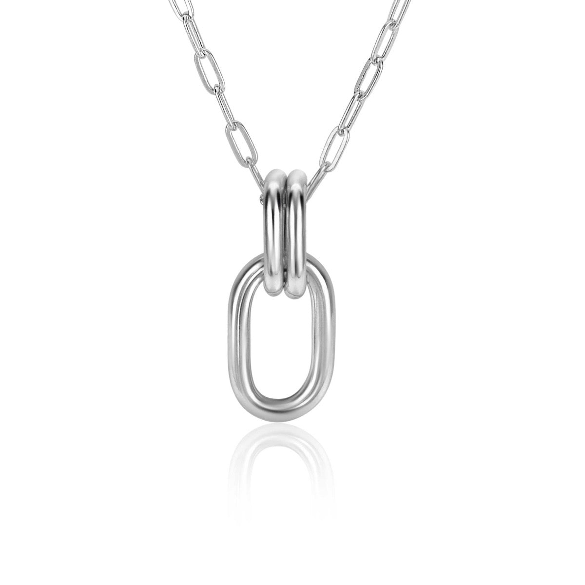 Pendentif en argent avec un design en maillons ovales, suspendu à une chaîne délicate.