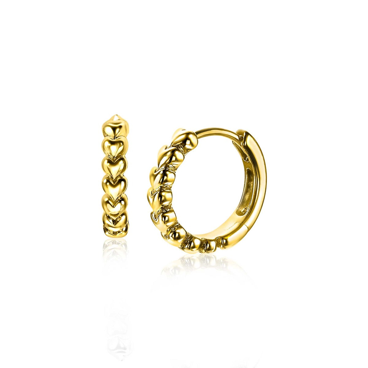 Boucles d'oreilles dorées avec un design en chaîne et des perles.