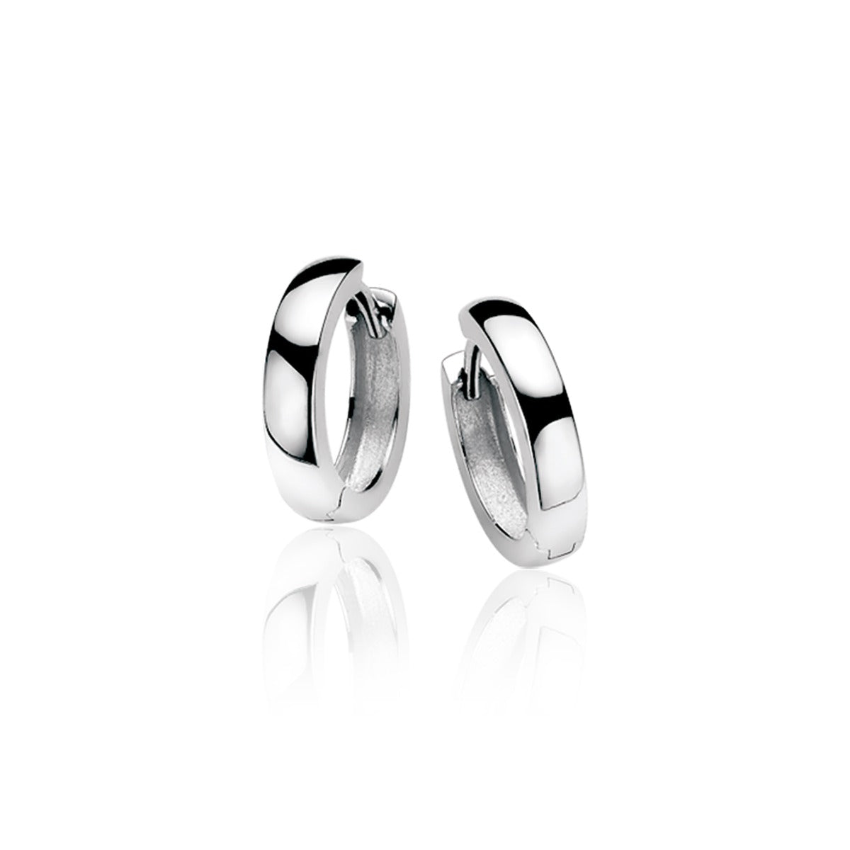 Boucles d'oreilles en argent avec une finition brillante et une forme légèrement arrondie.