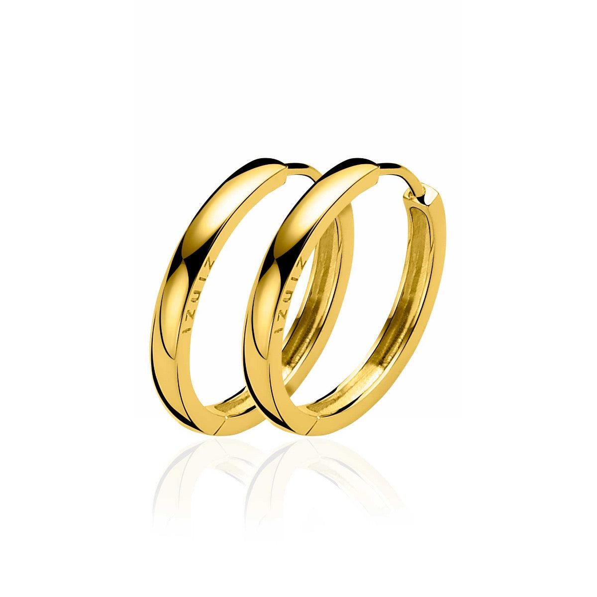 Boucles d'oreilles dorées en forme de créole avec un motif tressé.