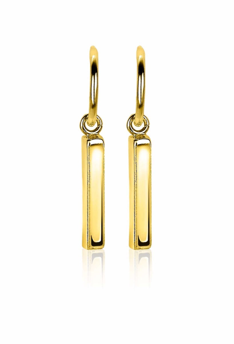 Boucles d'oreilles dorées avec une forme rectangulaire et un fini poli.