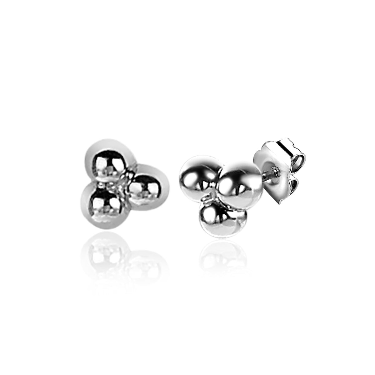 Boucles d'oreilles en argent avec trois perles rondes brillantes.