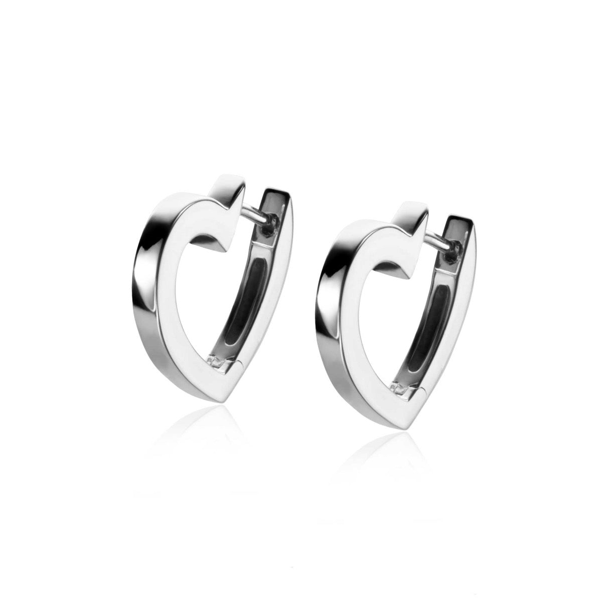 Boucles d'oreilles en argent en forme de cœur, finition brillante et moderne.