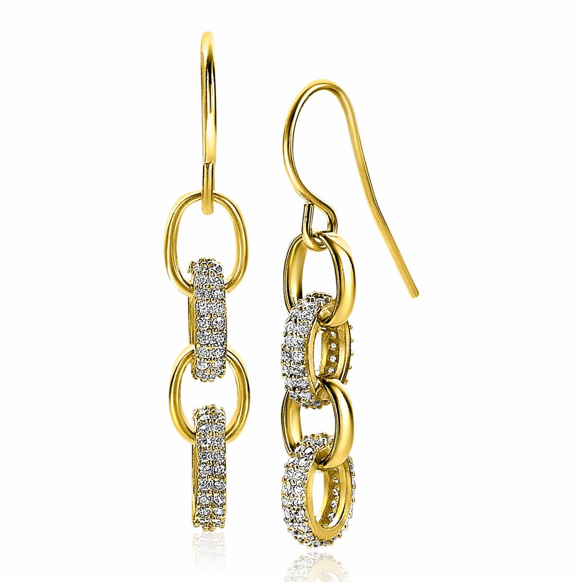 Boucles d'oreilles dorées avec des maillons entrelacés et des zircons scintillants.