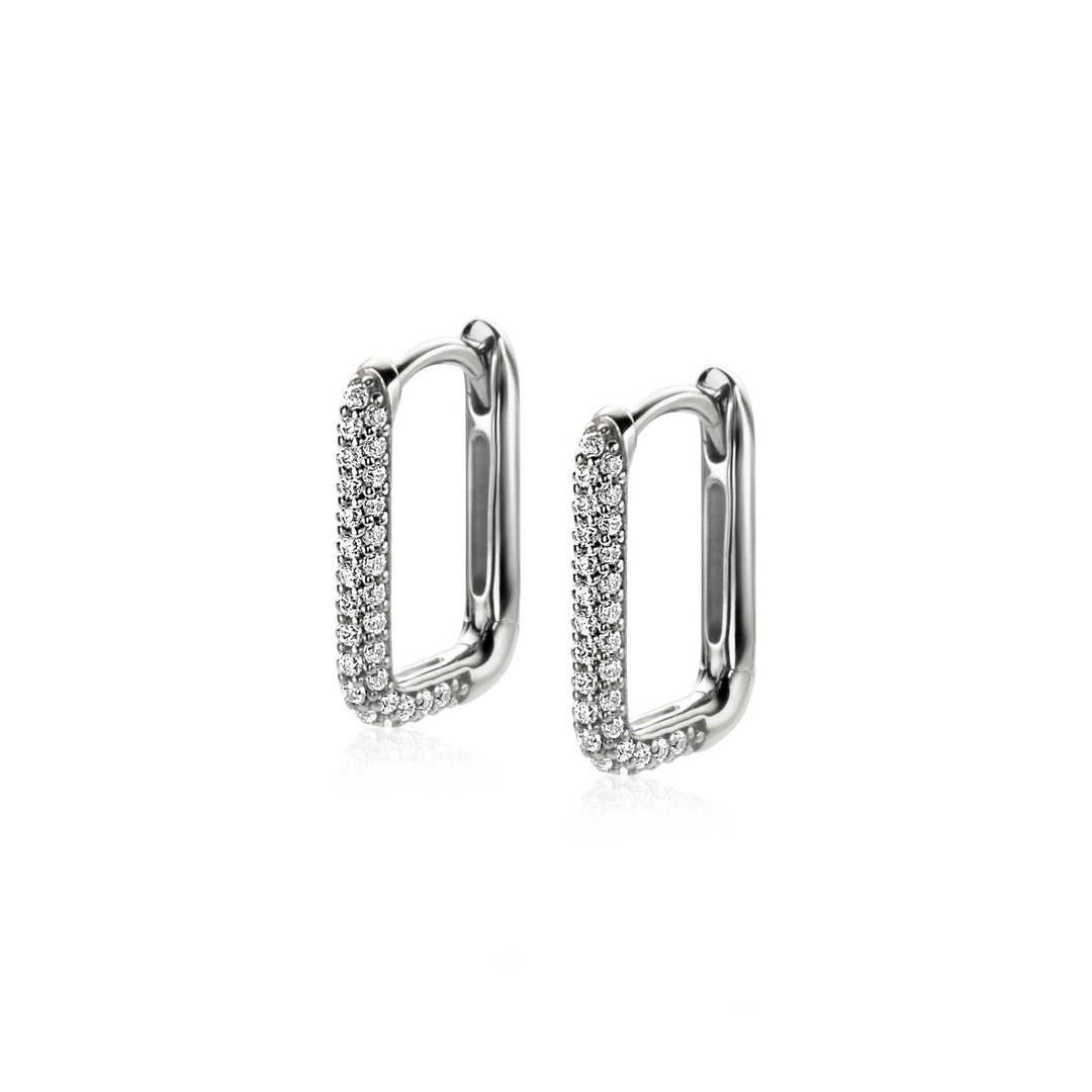 De Zinzi Oorbellen Zilver Zio2221 Z van Zinzi zijn rechthoekige zilveren oorbellen versierd met fonkelende witte zirkonia's aan de voorkant, afgebeeld tegen een witte achtergrond.