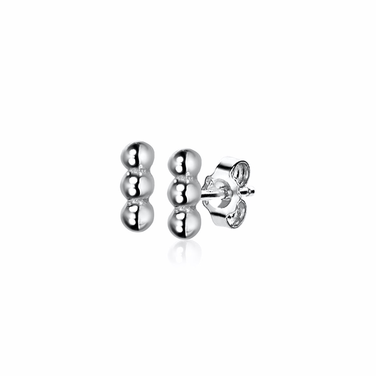 Boucles d'oreilles en argent avec trois perles sphériques.