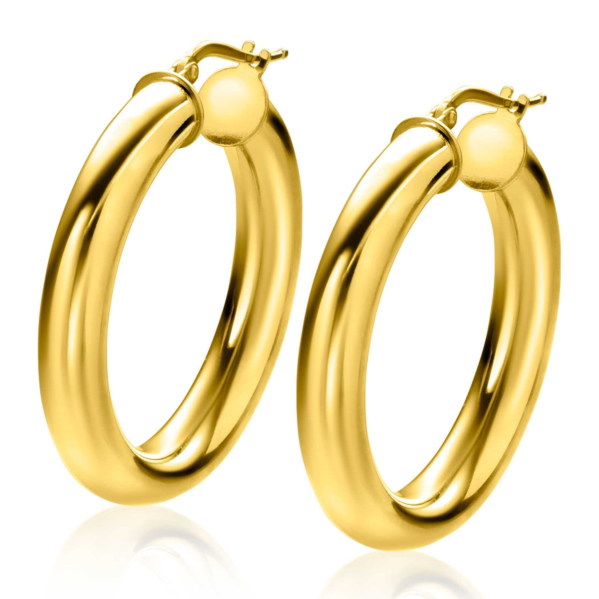 Boucles d'oreilles dorées en forme de créoles, lisses et brillantes.