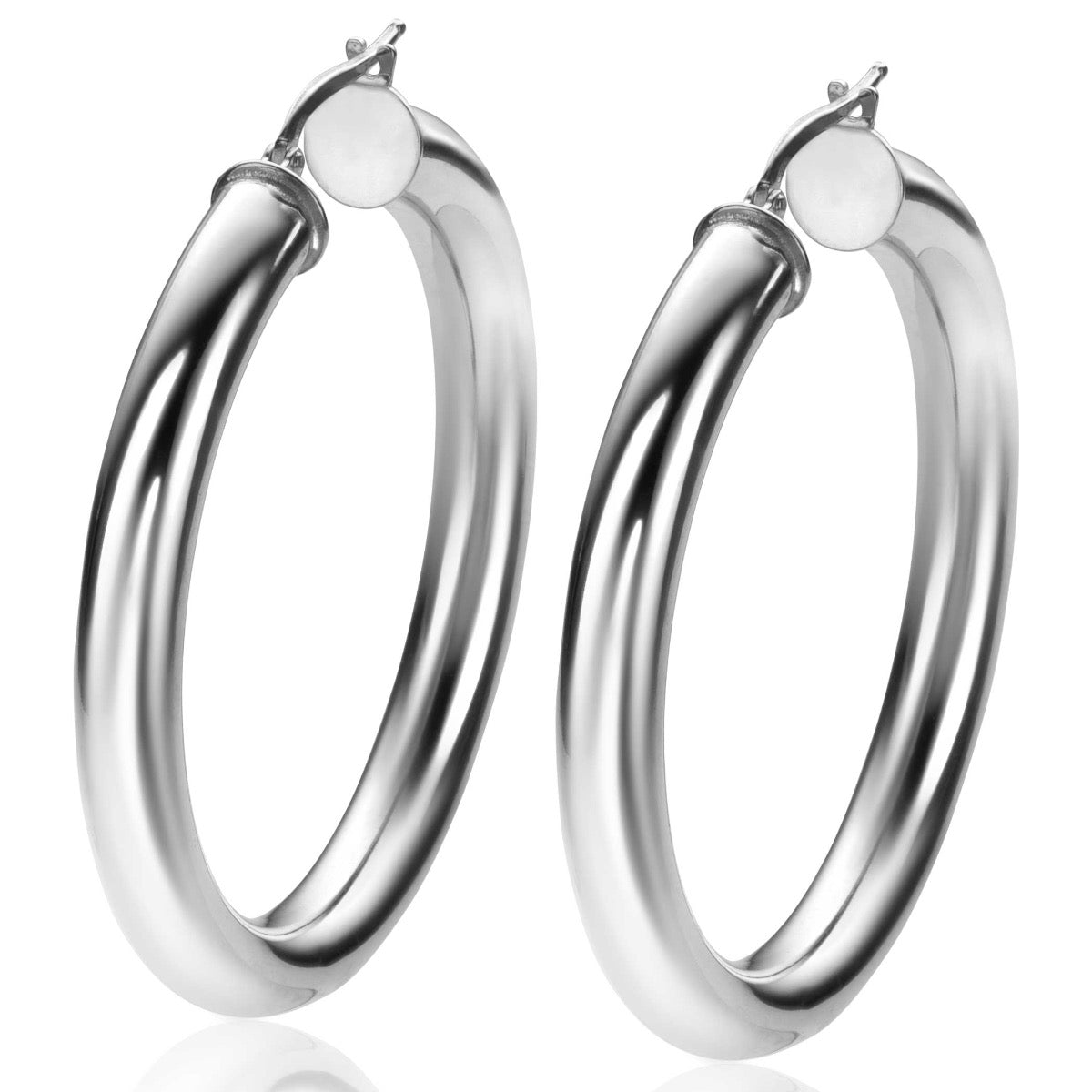 Boucles d'oreilles en argent, de forme ronde et lisse, avec un fermoir classique.