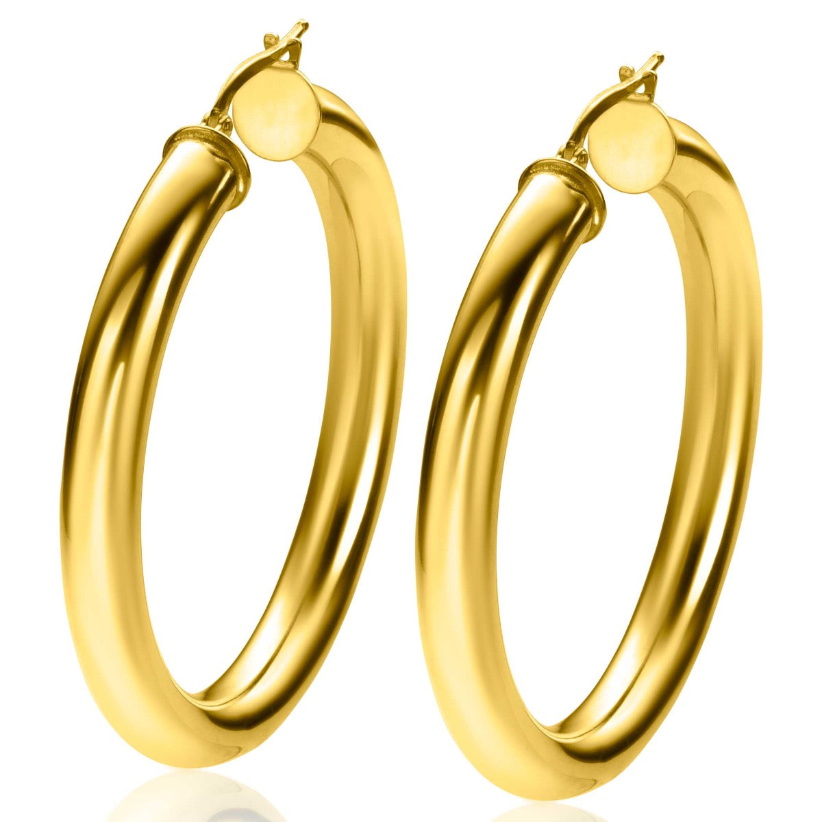 Boucles d'oreilles dorées en forme de créole, lisses et brillantes.