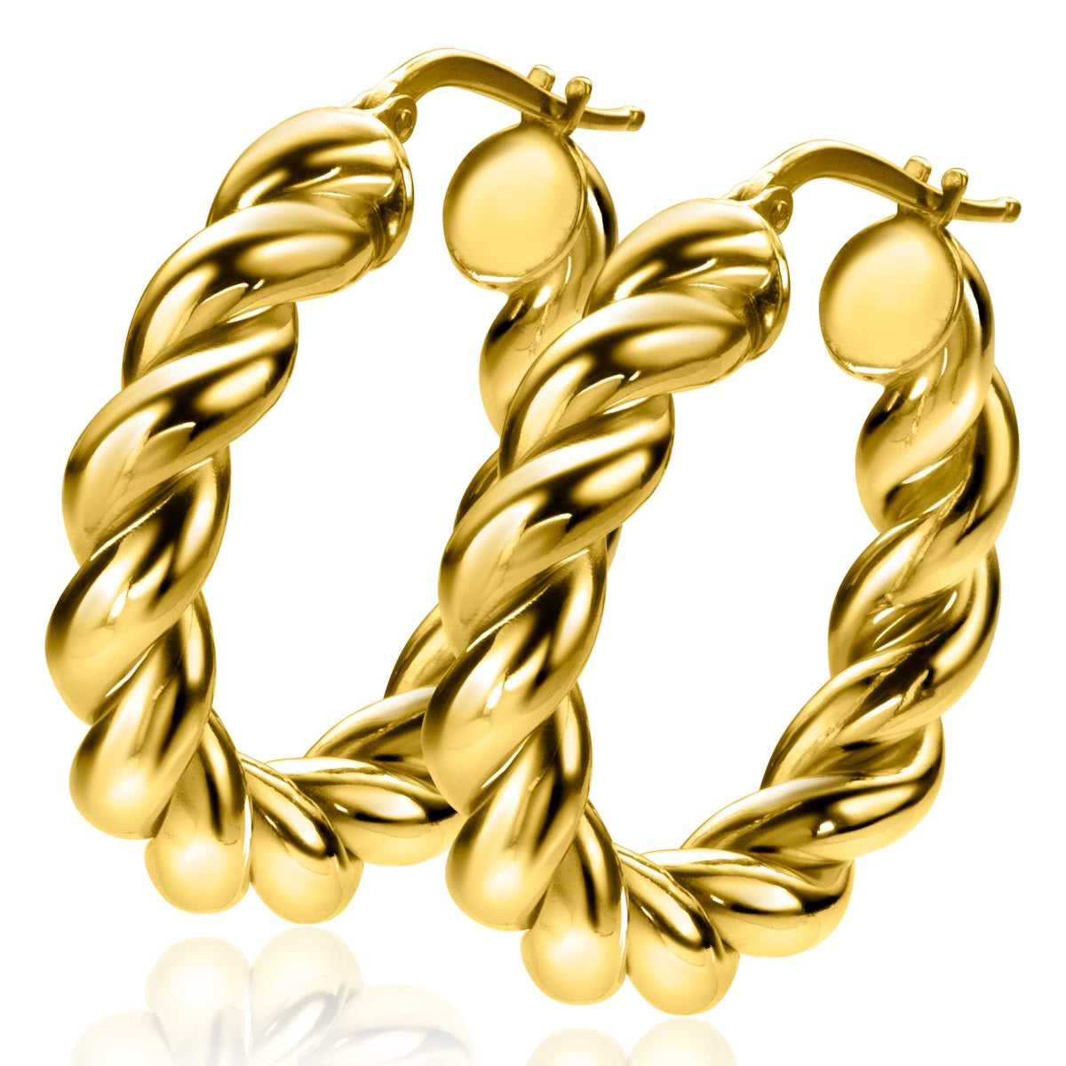 Boucles d'oreilles dorées en forme de créoles torsadées avec des détails lisses.