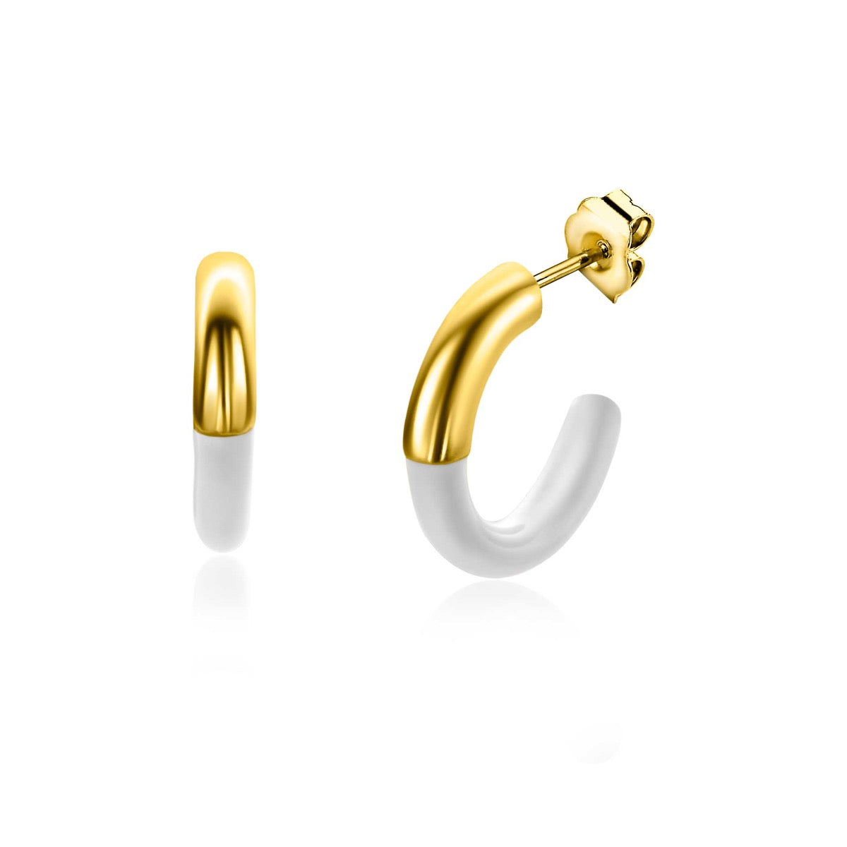 Boucles d'oreilles dorées avec une finition brillante et une partie blanche en céramique.