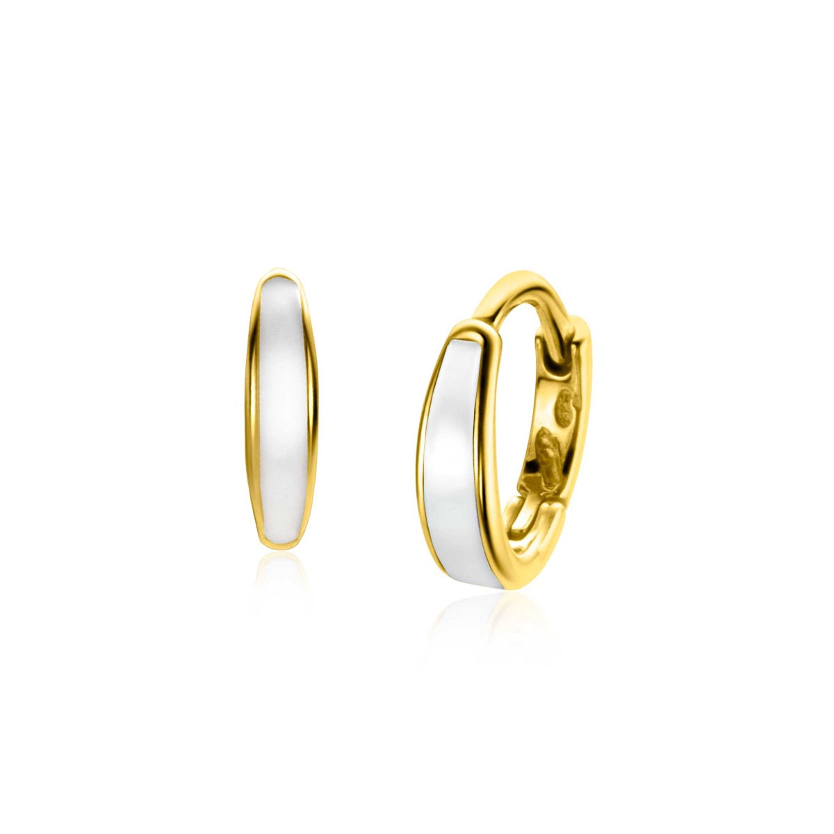 Boucles d'oreilles dorées avec une finition lisse et une bande centrale blanche.