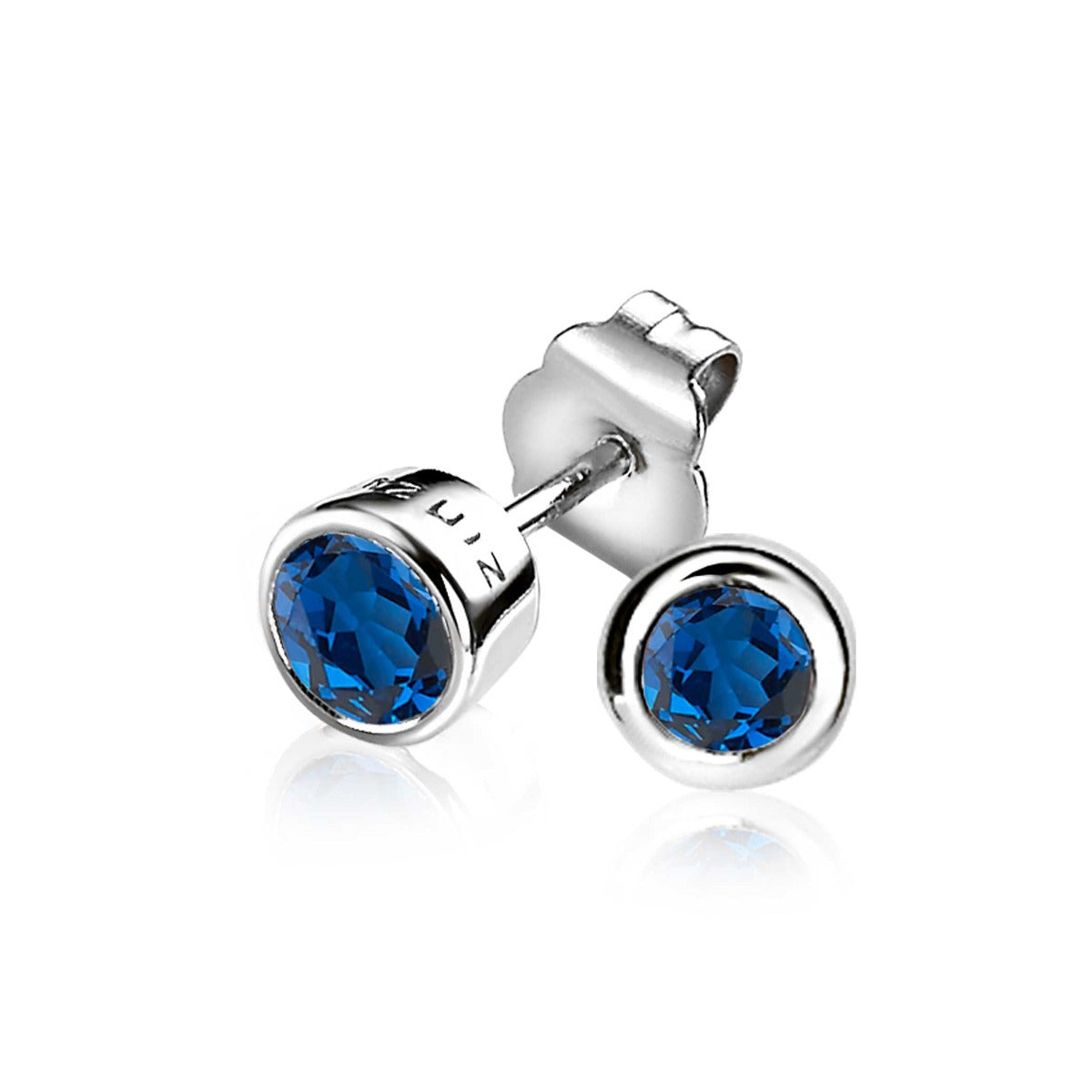 Boucles d'oreilles en argent avec des pierres précieuses bleues.