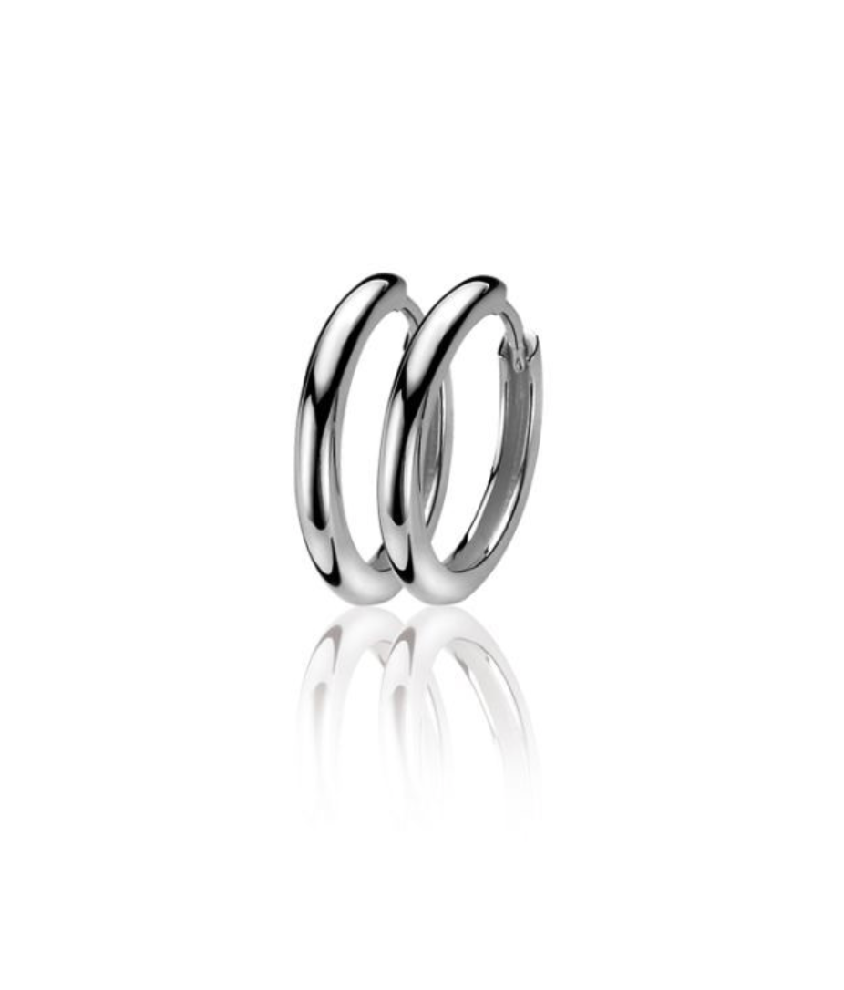 Boucles d'oreilles en argent avec deux anneaux lisses et brillants.