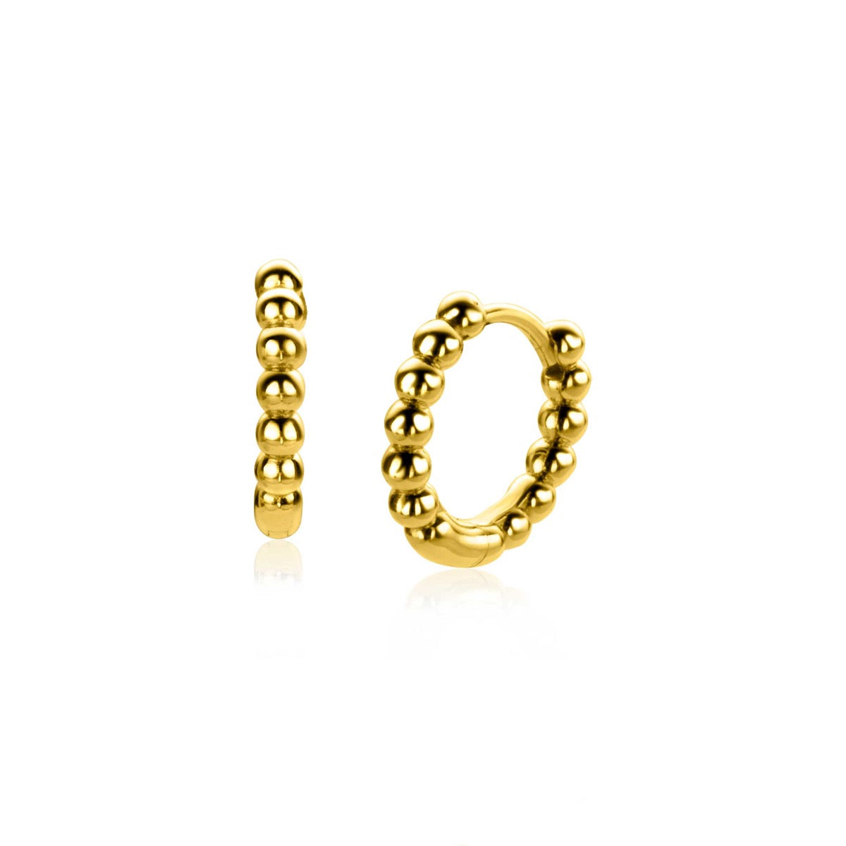 Boucles d'oreilles dorées en forme de cerceau avec des perles décoratives.