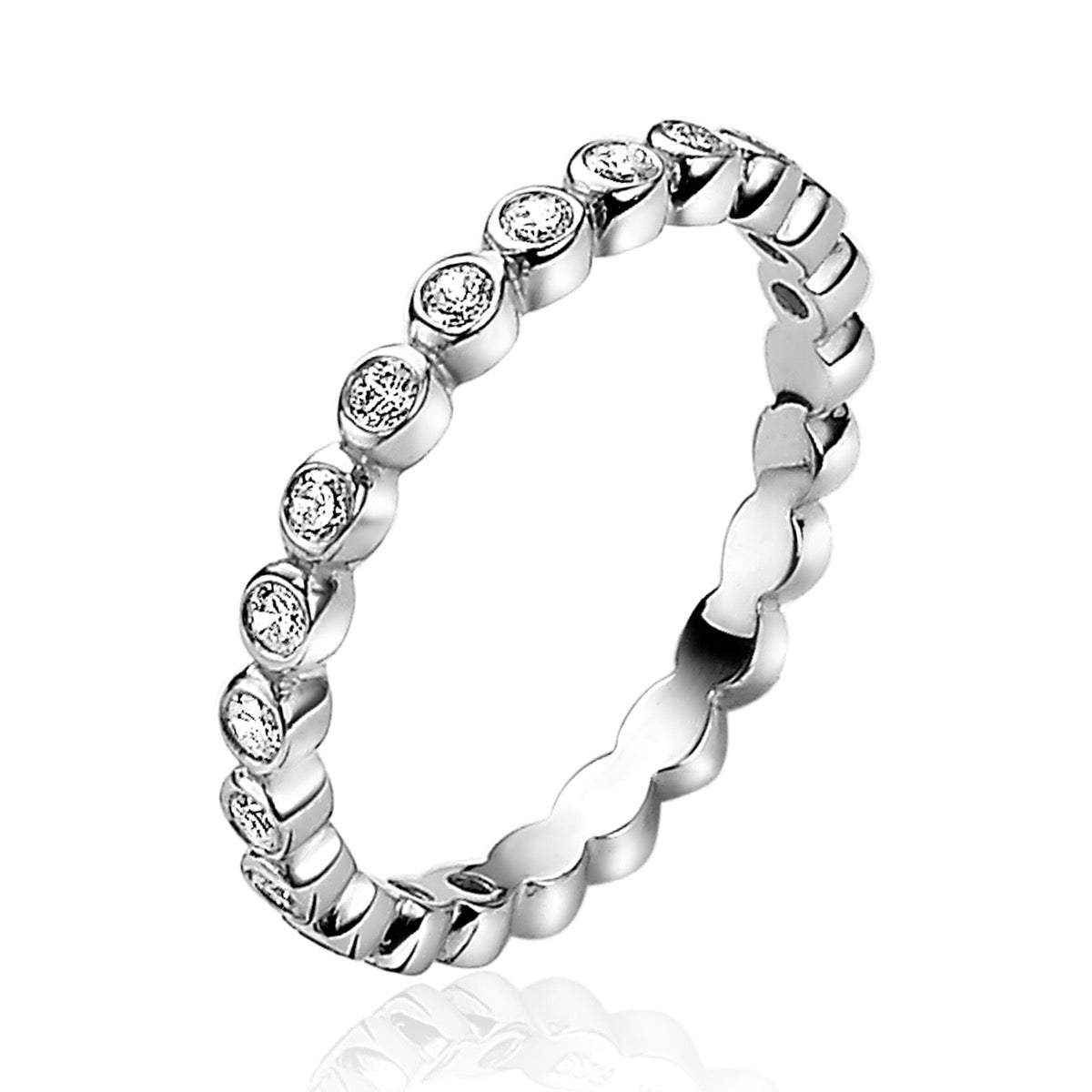 Bague en argent avec des zircons, ornée de pierres brillantes en forme ovale.