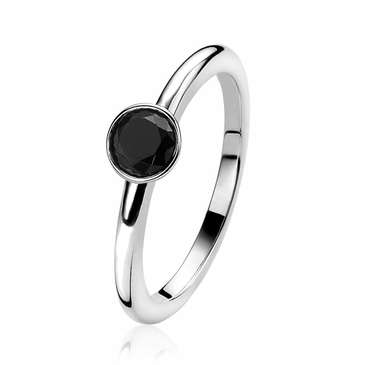 Bague en argent avec un cabochon noir brillant.