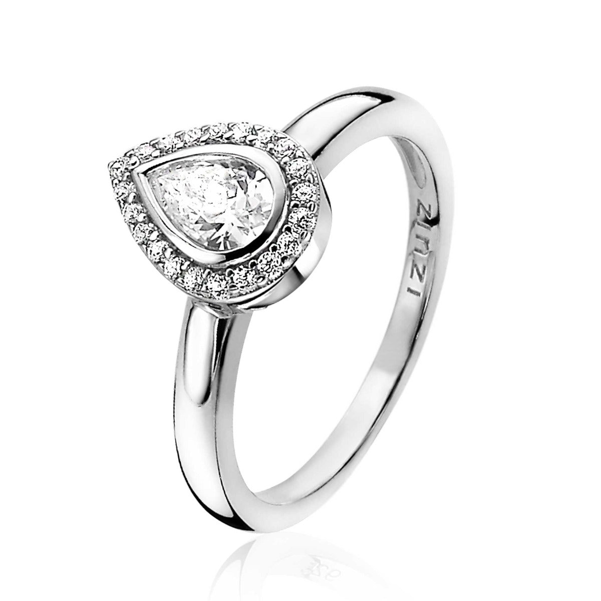 Bague en argent avec un zircon en forme de poire entouré de petits zircons.