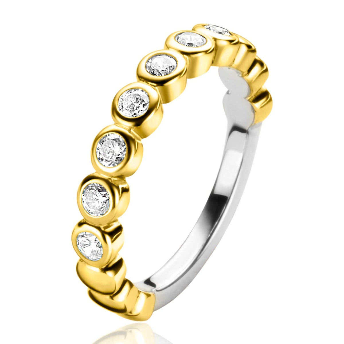 Bague dorée avec des zircons brillants en sertissage alterné.