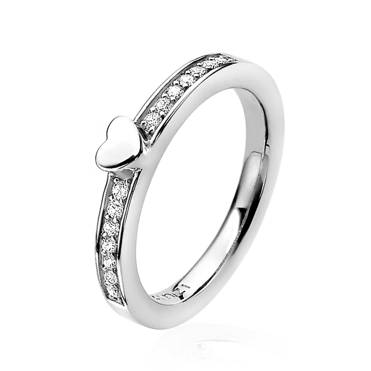 Bague en argent avec un cœur et des zircons sur le côté.
