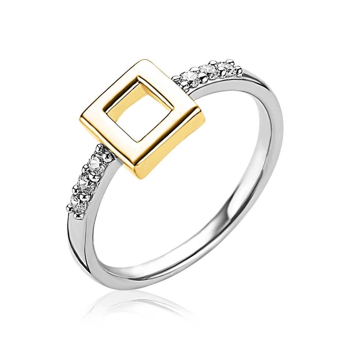Bague dorée avec un motif carré et des pierres scintillantes sur les côtés.