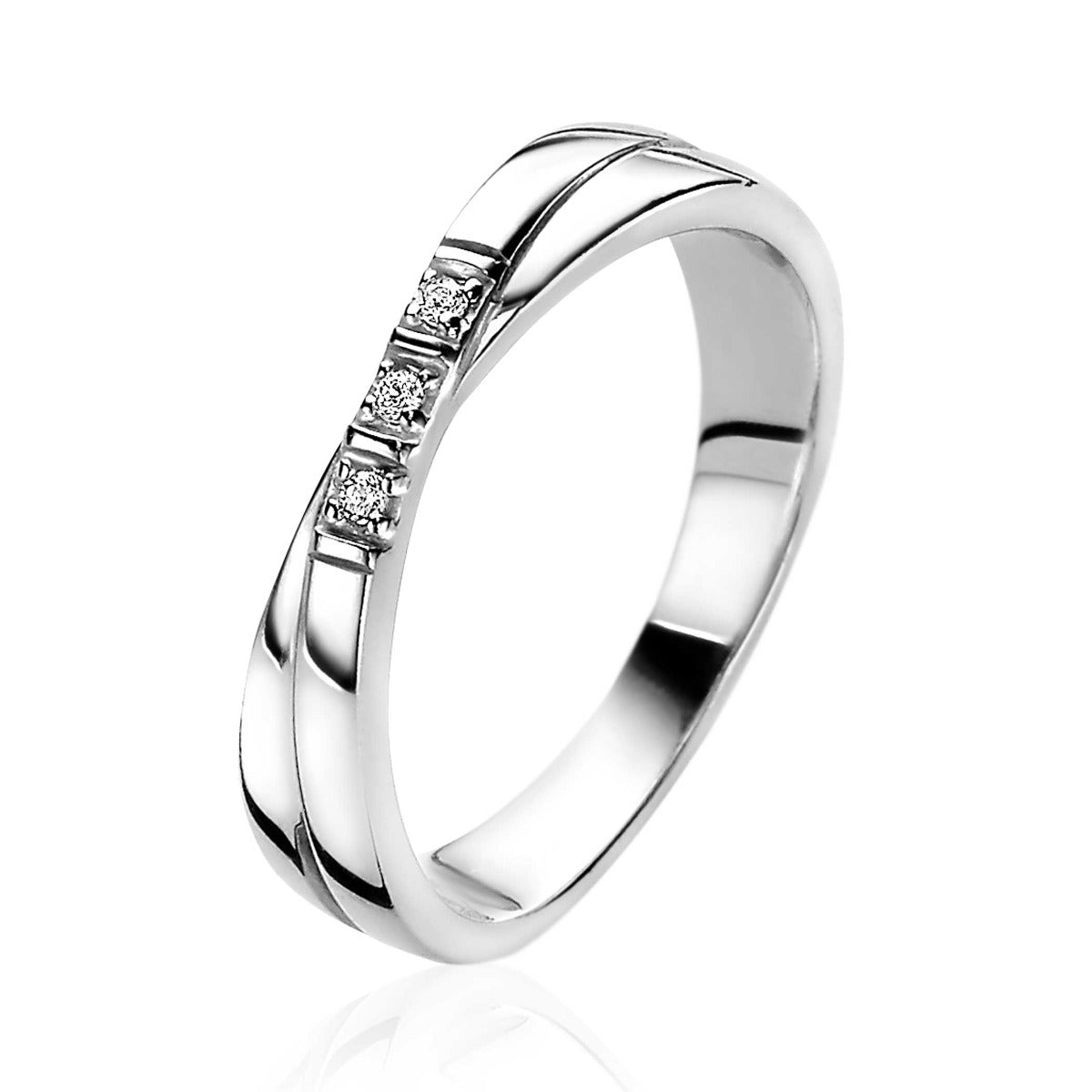 Bague en argent avec trois petits diamants et un design lisse et moderne.