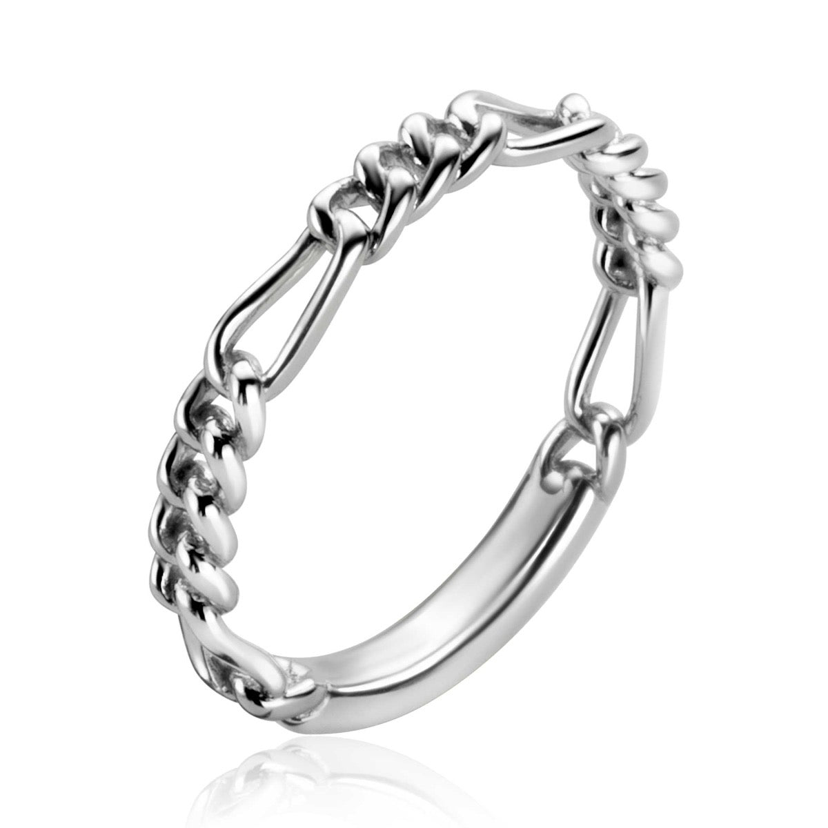 Bague en argent avec un design en maillons entrelacés.