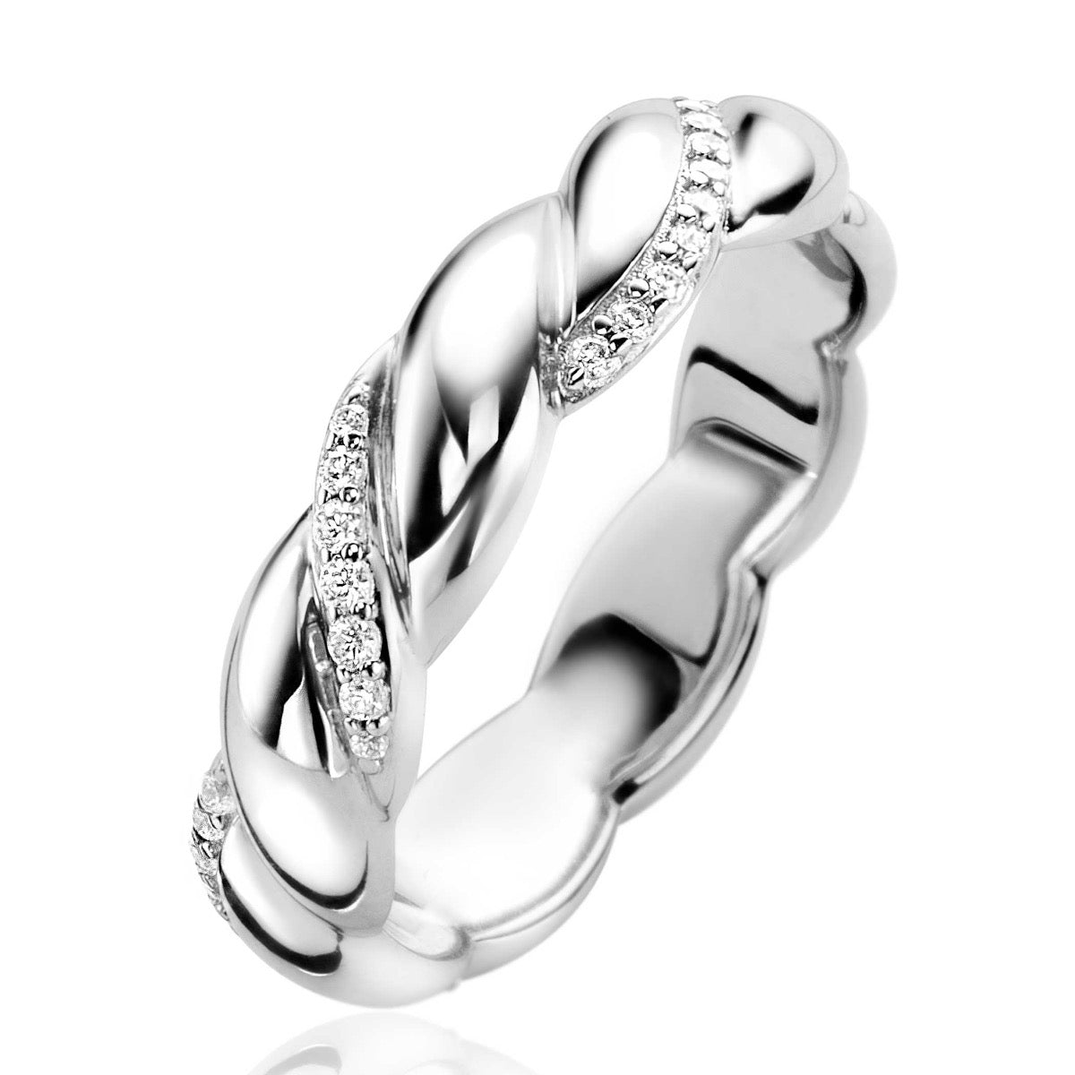 Bague en argent avec un design entrelacé et des zircons scintillants.