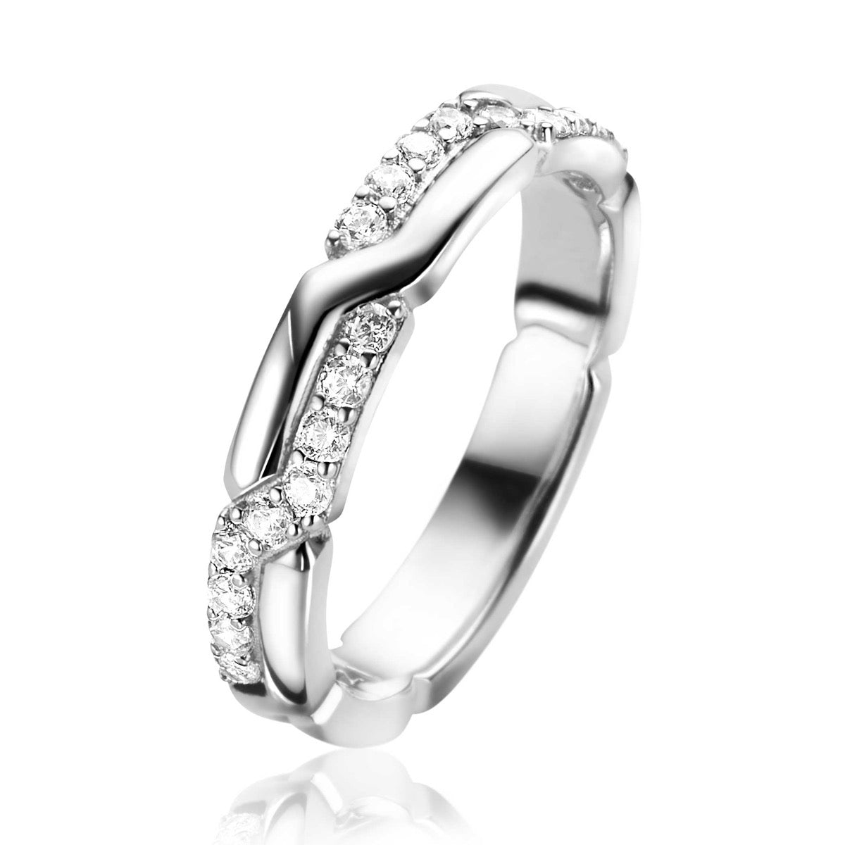 Bague en argent avec des zircons, motif entrelacé et finition brillante.