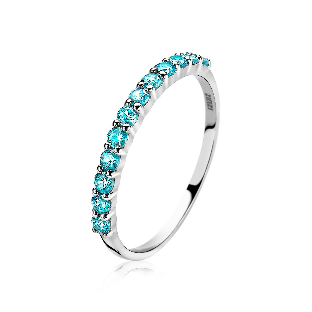 Bague en argent avec des zircons bleus disposés en ligne.