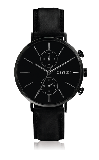 Montre noire en acier avec bracelet en cuir, cadran noir et sous-cadrans argentés.